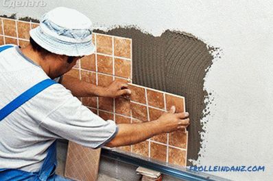 Поставянето на керамични плочки се прави на стените, на пода