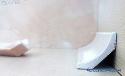 Как да залепим керамичния бордюр върху банята