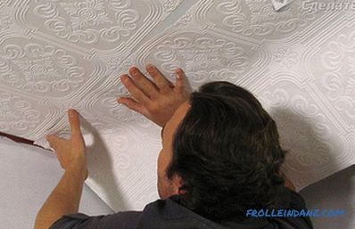 Как да залепим винилови тапети по стените и тавана (+ снимки)