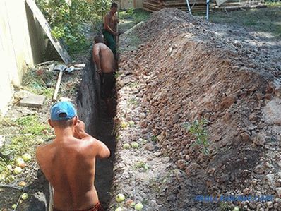 Полагане на канализационни тръби в земята
