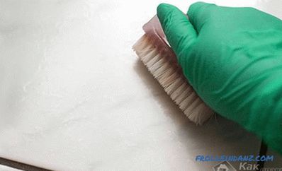 Как да почистите плочки от лепило